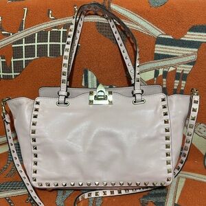 VALENTINO GARAVANI ❤️🌟LIGHT PINK ROCKSTUD TRAPEZE BAG⭐️